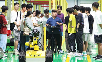 中國礦業(yè)大學(xué)信控學(xué)院人工智能專業(yè)師生百余人蒞臨鑫科機器人參觀學(xué)習(xí)